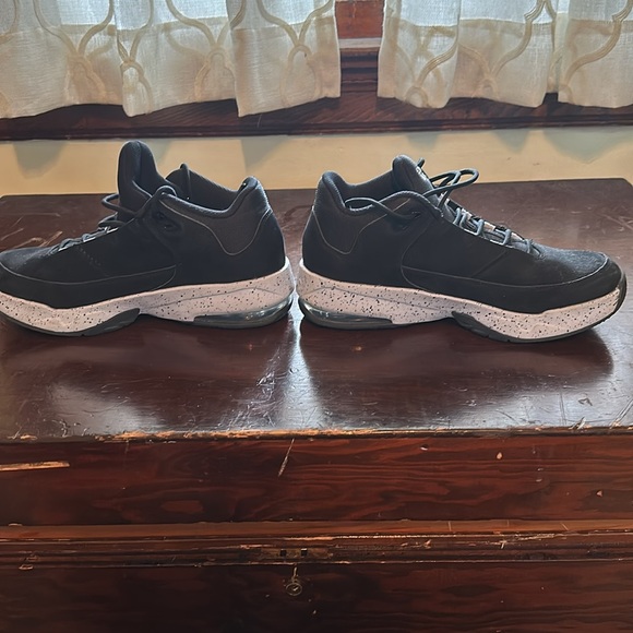 Boys Air Jordan’s Black like new size 6Y FLY! - Picture 3 of 8